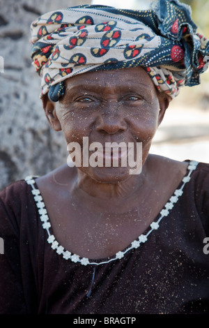 Kizimkazi Dimbani, Zanzibar, Tanzania. Vecchia donna. Foto Stock