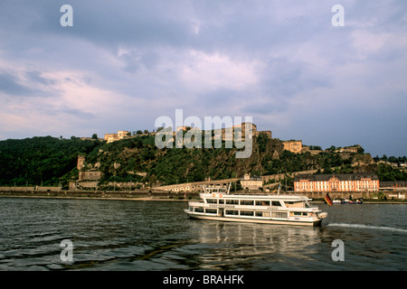 Germania Koblenz Città Vecchia dal fiume Reno con una crociera sul fiume Foto Stock