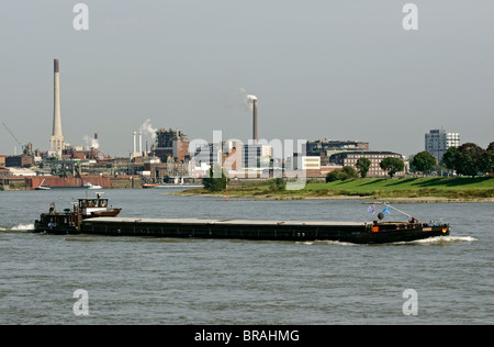 Il traffico in barca sul Reno con Chempark Krefeld in background, NRW, Germania. Foto Stock