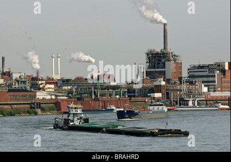 Il traffico in barca sul Reno con Chempark Krefeld in background, NRW, Germania. Foto Stock