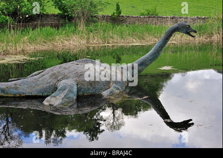 La ricostruzione di Nessie, il mostro di Loch Ness, come plesiosaur in stagno al di fuori del Loch Ness Exhibition Centre, Drumnadrochit Foto Stock