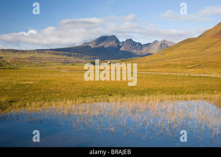 Vista da Loch Cill Chriosd al Cuillin Hills, il picco di Bla Bheinn prominente, vicino Torrin, Isola di Skye,Scozia Scotlan Foto Stock