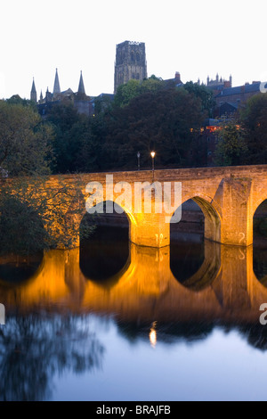 Il fiume usura e Ponte Elvet illuminata di notte, la cattedrale sulla collina al di là, Durham, County Durham, England, Regno Unito Foto Stock