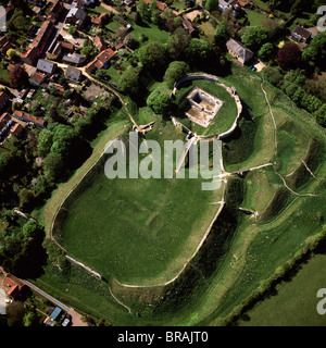 Veduta aerea del castello di acro, resti di un motte e bailey castello con ampi lavori di sterro, Castle Acre, Norfolk, Inghilterra, Regno Unito Foto Stock