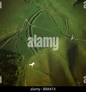 Immagine aerea di Oldbury Camp Hill Fort con Cherhill White Horse, Cherhill giù, Calne, Wiltshire, Inghilterra, Regno Unito Foto Stock