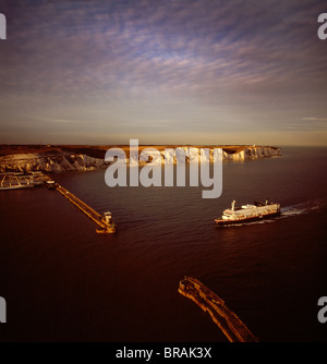 Immagine aerea di Dover Harbour (porto di Dover), con traghetto in arrivo, Kent, England, Regno Unito, Europa Foto Stock