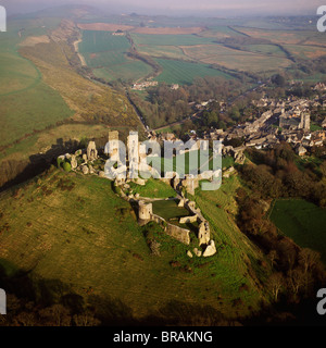 Immagine aerea di Corfe Castle, Purbeck Hills, tra Wareham e Swanage Dorset, England, Regno Unito, Europa Foto Stock