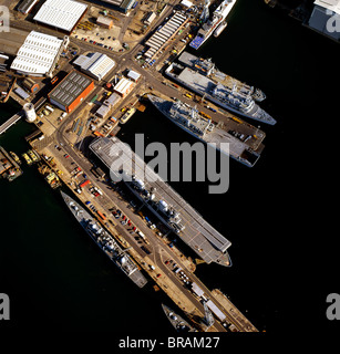 Immagine aerea di Portsmouth's Dockyard e base navale, Portsmouth Porto, Hampshire, Inghilterra, Regno Unito, Europa Foto Stock