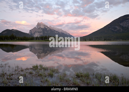 Mount Rundle al tramonto riflesso in Vermillion Lake, il Parco Nazionale di Banff, UNESCO, Alberta, montagne rocciose, Canada Foto Stock