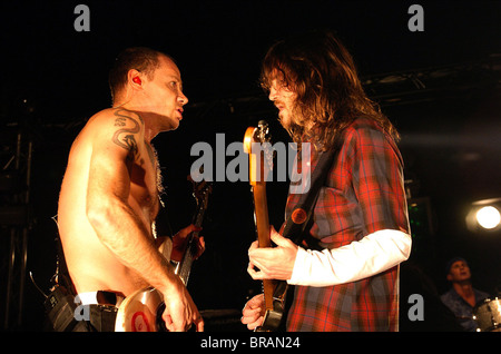 FLEA & JOHN FRUSCIANTE FLIEGENDEN BAUTEN Amburgo Germania 24 aprile 2006 Foto Stock