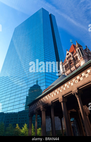 Chiesa della Trinità si riflette in un moderno grattacielo, Boston, Massachusetts, New England, Stati Uniti d'America, America del Nord Foto Stock