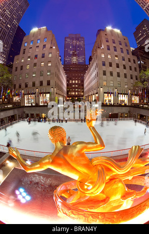 Pista di Pattinaggio su ghiaccio al di sotto del Rockefeller Center, Fifth Avenue, New York New York, Stati Uniti d'America, America del Nord Foto Stock