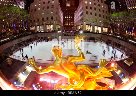 Pista di Pattinaggio su ghiaccio al di sotto del Rockefeller Center edificio sulla Fifth Avenue, New York New York, Stati Uniti d'America Foto Stock