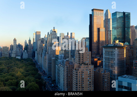 Edifici lungo South Central Park in uptown di Manhattan, New York, New York, Stati Uniti d'America, America del Nord Foto Stock