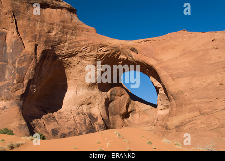 Orecchio del vento Arch, Mistero Valley, il parco tribale Navajo Monument Valley, Arizona, Stati Uniti d'America, America del Nord Foto Stock