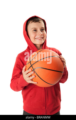 Ritratto di uno scolaro con una palla da basket isolato su bianco Foto Stock