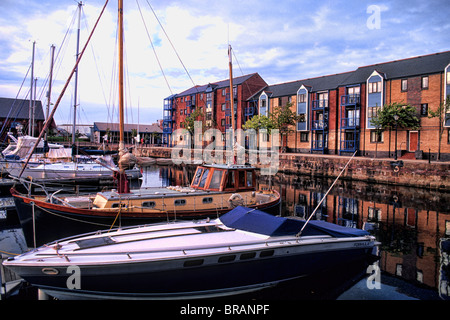 Barche nel porto di Porto di Swansea in Galles Foto Stock