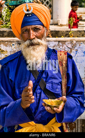 Ritratto di colorato Sika religioso indù uomo nella famosa Bangla Shib Gurudwara Sika Grande Tempio di New Delhi India Foto Stock