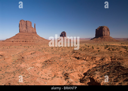 West Mitten Butte, Est Mitten Butte e Merrick Buttet, il parco tribale Navajo Monument Valley, Arizona, Stati Uniti d'America Foto Stock