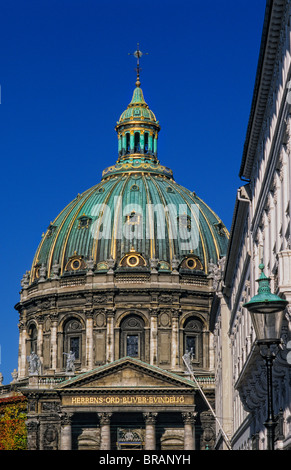 La vita in Danimarca con il Marmoa Kirken chiesa in Copenhagen DANIMARCA Foto Stock