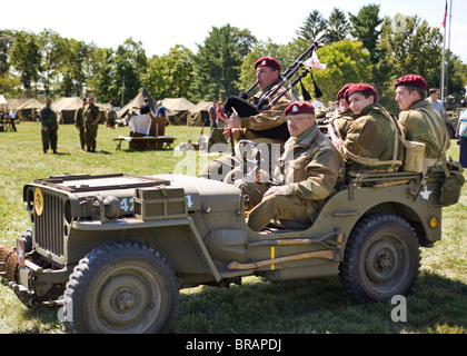 Durante la Seconda guerra mondiale era Jeep dell esercito di soldati di trasporto Foto Stock
