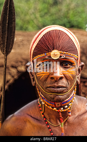 Tribù Masai uomo con grande foro dell'orecchio per la gioielleria in costume abito tradizionale nelle giungle vicino Kenya Africa Masai Mara Foto Stock