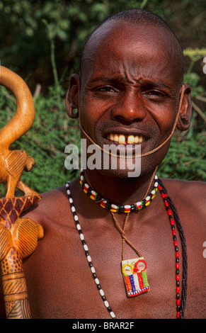 Tribù Masai uomo con grande foro dell'orecchio per la gioielleria in costume abito tradizionale nelle giungle vicino Kenya Africa Masai Mara Foto Stock