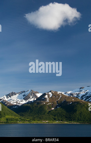 Norvegia Tromso. Gateway per l'Artico situato al di sopra del Circolo Polare Artico. Barca a vela in Tromso attraverso il fiordo Haja (aka Hajafjorden). Foto Stock