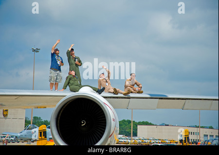 I piloti che soggiornano sul parafango di Boeing E6 E-6 Mercury Looking Glass aeromobili militari, adattamento di Boeing 707-320 Foto Stock