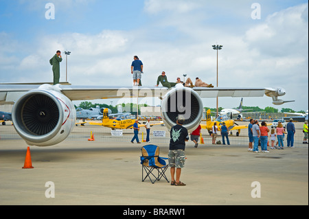 I piloti che soggiornano sul parafango di Boeing E6 E-6 Mercury Looking Glass aeromobili militari, adattamento di Boeing 707-320 Foto Stock