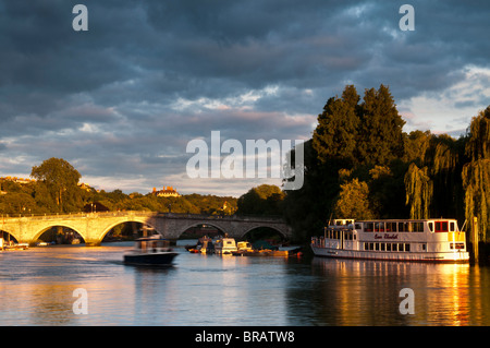 Richmond Bridge sul fiume Tamigi, Surrey, Regno Unito Foto Stock