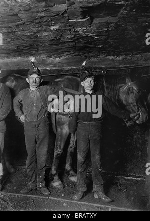 Vintage foto c1908 da Lewis Wickes Hine di ragazzi che lavorano in una miniera di carbone in West Virginia, USA. Foto Stock