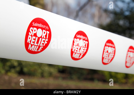 La Sainsbury's Sports Relief Mile logo sul nastro in corrispondenza di una carità miglia race a Londra, Regno Unito. Foto Stock