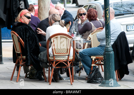 Il brunch domenicale in un cafe a Fitzroy Street, St Kilda a Melbourne Foto Stock