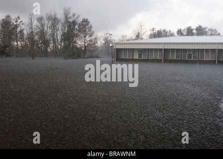 La scuola elementare in via di estinzione in Pointe aux Chene, Louisiana è allagata dopo l uragano Ike. Foto Stock