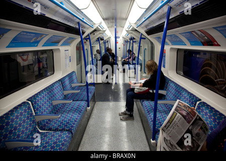 Nuovo tubo treni sulla linea Victoria, Londra Foto Stock