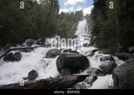 De Ratera cascate e foreste alpine sui Pirenei attraversare via Sant Maurici Parco Nazionale Pirenei Spagna Foto Stock