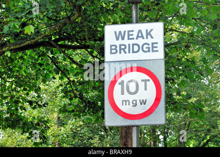 Cartello stradale per ponte debole,Gran Bretagna Foto Stock