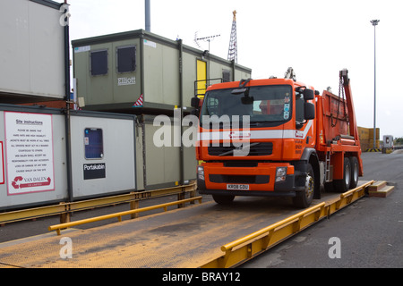 Van Dalen Carriage; 2008 Volvo FE skip camion su Weighbridge, istruzioni sul sito e Portakabin Office Cabins presso Hartlepool Victoria Docks, Cleveland, Regno Unito Foto Stock