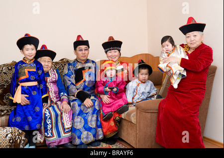 Grande dei Buriati (il mongolo) famiglia: grande nonna, nonna, figlio con la moglie e i loro bambini in costumi nazionali Foto Stock