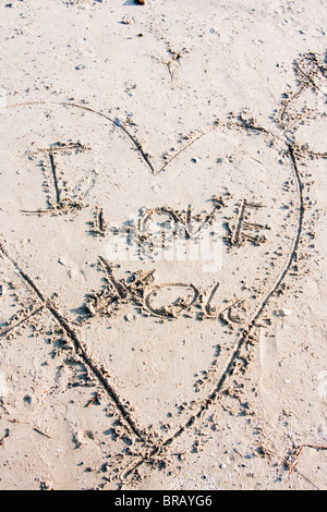 "Ti amo", scritto in un cuore di sabbia su Holly spiaggia vicino Cameron, Louisiana sul Golfo del Messico. Foto Stock