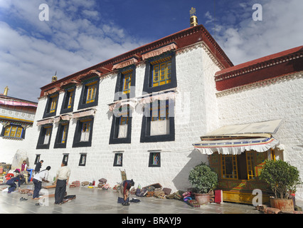 Pellegrini al di fuori del Jokhang Tempio. Lhasa, in Tibet. Foto Stock