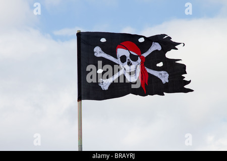 Il Jolly Roger bandiera   Pirati battenti bandiera dal pennone Foto Stock