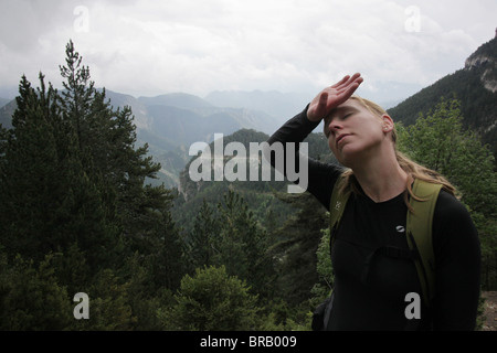 Stanco escursionista sulle pendici del 2500m forcone Pedraforca massiccio in Serra del Cadi montagne Pirenei Catalogna Spagna Foto Stock