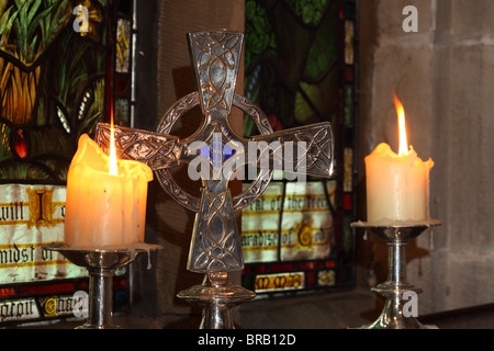 Prestbury chiesa st Pitter cristiana della candela religiosi la preghiera del mattino preparazione del libro il vetro macchiato patrimonio religiou cattolica Foto Stock