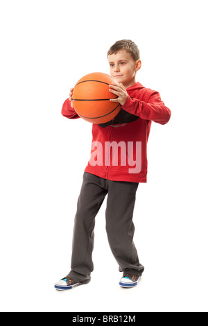 Ritratto di uno scolaro con una palla da basket isolato su bianco Foto Stock