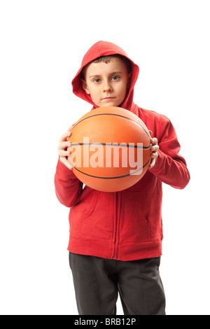 Ritratto di uno scolaro con una palla da basket isolato su bianco Foto Stock