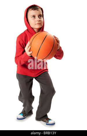 Ritratto di uno scolaro con una palla da basket isolato su bianco Foto Stock