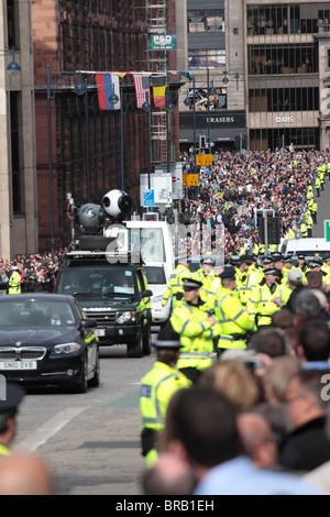 La visita del Papa a Edimburgo. Papa Bendict XVI nel suo papa mobile viaggia su Lothian Road, Edimburgo Foto Stock