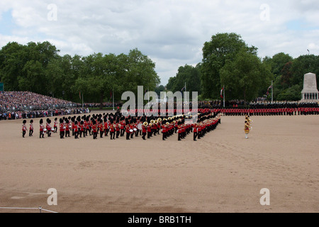 Ammassato Marching Band e riprodotto all'inizio della sfilata. "Trooping il colore' 2010 Foto Stock